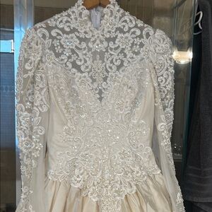 Worn only once 😂 Elegant Cream wedding dress: taffeta and silk ;